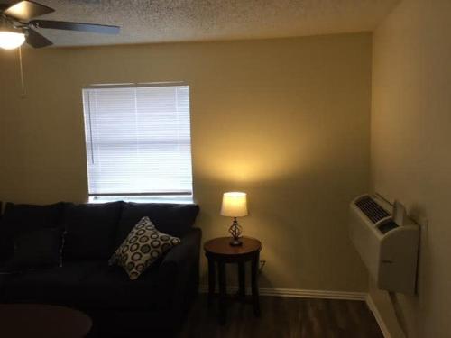 Simple 1-bedroom unit upstairs close to Fort Sill! in Lawton, USA