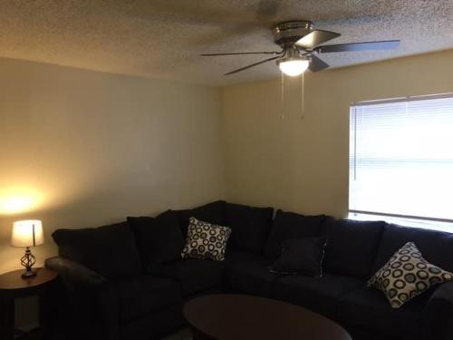 Simple 1-bedroom unit upstairs close to Fort Sill! in Lawton, USA
