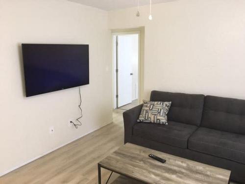 Cozy Upstairs 1 Bedroom Apartment close to Fort Sill in Lawton, USA