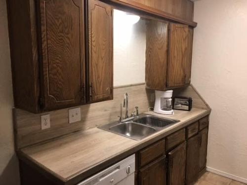 Cozy Upstairs 1 Bedroom Apartment close to Fort Sill in Lawton, USA