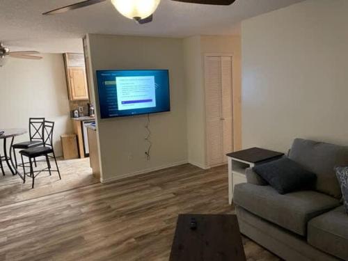 Comfortable downstairs 2 bed next to Fort Sill in Lawton, USA