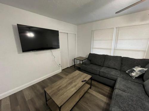 3 Bedroom 1 Bath Cozy Home near Fort Sill in Lawton, USA