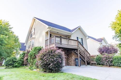 Cozy, comfortable Pigeon Forge home close to all attractions and beautiful river in Pigeon Forge, USA