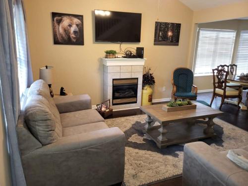 Cozy, comfortable Pigeon Forge home close to all attractions and beautiful river in Pigeon Forge, USA