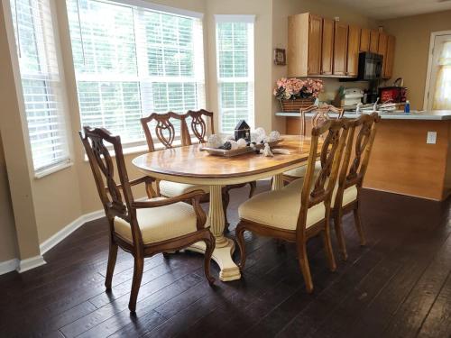 Cozy, comfortable Pigeon Forge home close to all attractions and beautiful river in Pigeon Forge, USA