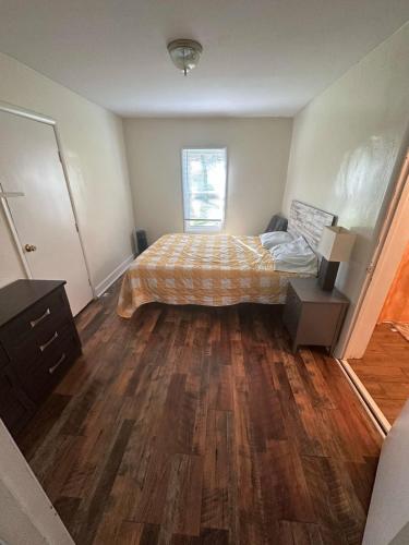 Quaint 3 Bedroom 1.5 Bath House to Yourself!!! - image 2