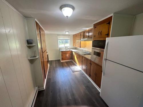 Quaint 3 Bedroom 1.5 Bath House to Yourself!!! - image 6