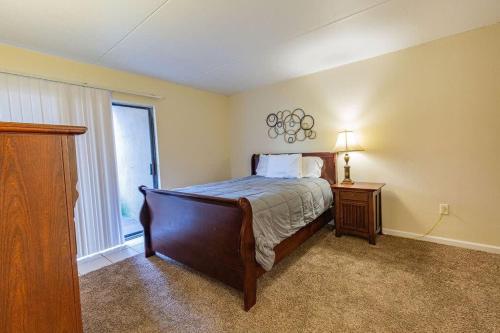 Check it out! 2 BR/ 1 B Apt very close to 1-24 - image 12