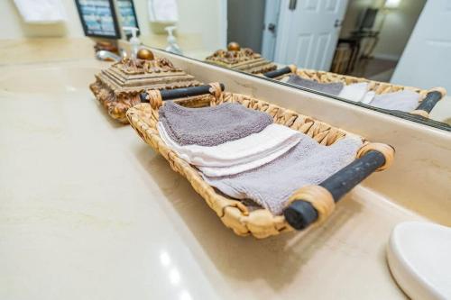 Check it out! 2 BR/ 1 B Apt very close to 1-24 - main image