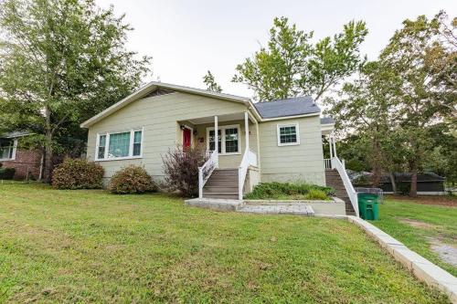 Charming 3-Bedroom Home in Rossville, GA - Family Retreat in Rossville, Vereinigte Staaten von Amerika