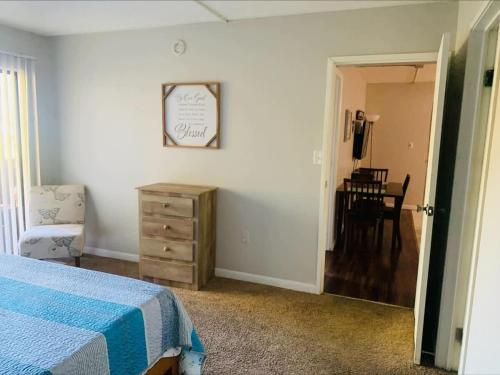 2 Bed/ 1 Bath efficiency Apartment- Close to Downtown!