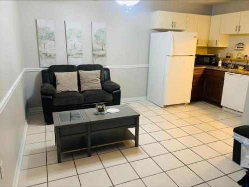 2 Bed/ 1 Bath efficiency Apartment- Close to Downtown!