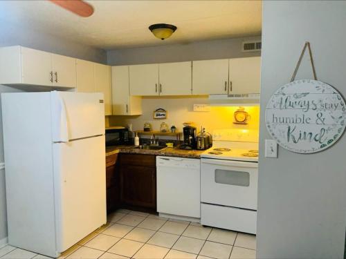 2 Bed/ 1 Bath efficiency Apartment- Close to Downtown! - image 11