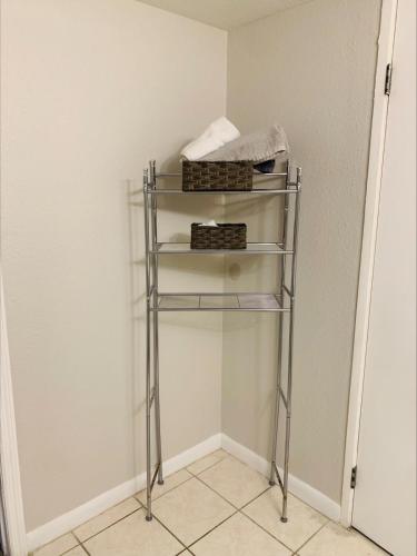 2 Bed/ 1 Bath efficiency Apartment- Close to Downtown! - image 2