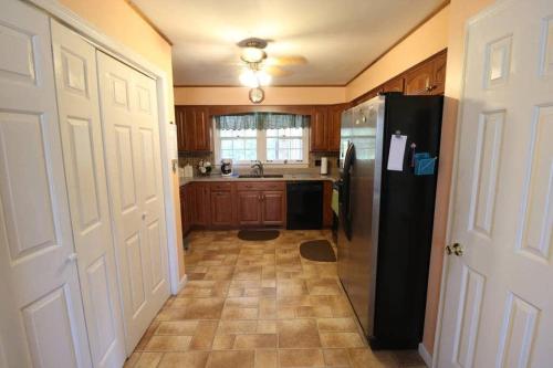 3-Bedroom Retreat with Private Yard in 亨德森維爾