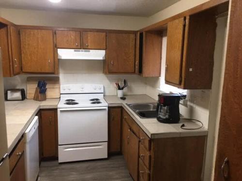 Be comfortable in a house close to base in Lawton, USA
