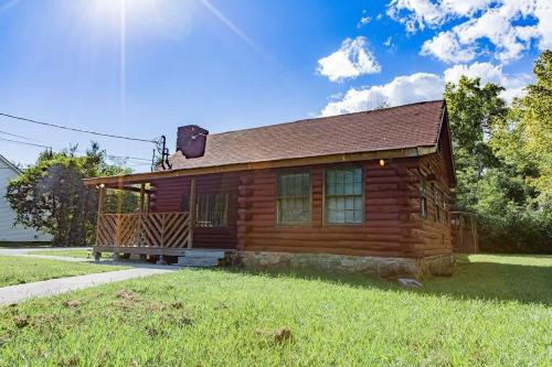 Genuine log cabin minutes away from Chattanoogas top attractions in Chattanooga, USA