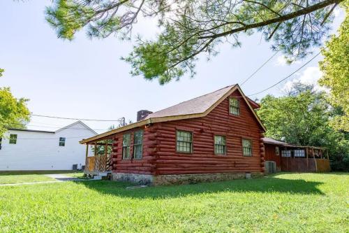 Genuine log cabin minutes away from Chattanoogas top attractions in Chattanooga, USA