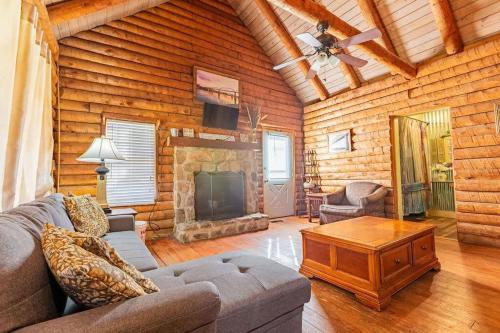Genuine log cabin minutes away from Chattanoogas top attractions in Chattanooga, USA