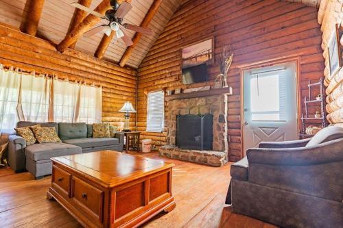Genuine log cabin minutes away from Chattanoogas top attractions in Chattanooga, USA