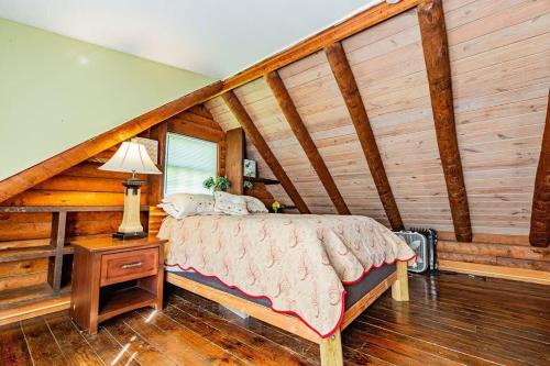Genuine log cabin minutes away from Chattanoogas top attractions in Chattanooga, USA