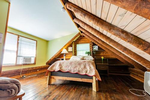 Genuine log cabin minutes away from Chattanoogas top attractions in Chattanooga, USA