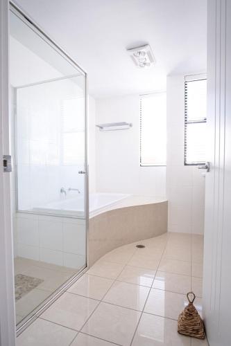 Live like a local In The Heart of Moffat Beach - image 2