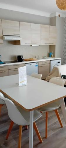 Instalaciones, La Falaisienne - Appartement pour 4 au cœur de Falaise - "Larès" (La Falaisienne - Appartement pour 4 au cœur de Falaise - "Lares") in Falaise