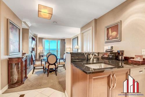 Signature 2Br3Ba balcony combo units 28-602 and 04, Las Vegas (photo 7)