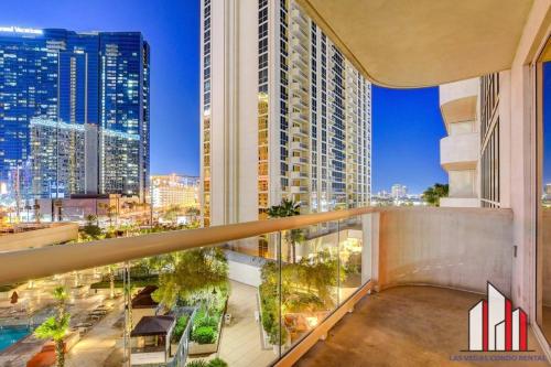 MGM Signature-04-707 Strip View Balcony Studio, Лас-Вегас (фото 8)