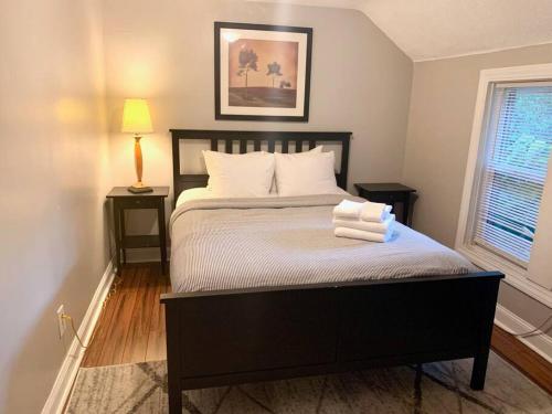 The House Hotels - W45th Backhouse - Ohio City District Home - 5 Minutes from Downtown