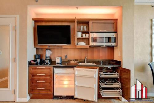 MGM Signature-Jacuzzi Studio outdoor pool WorkDesk, Las Vegas (photo 2)