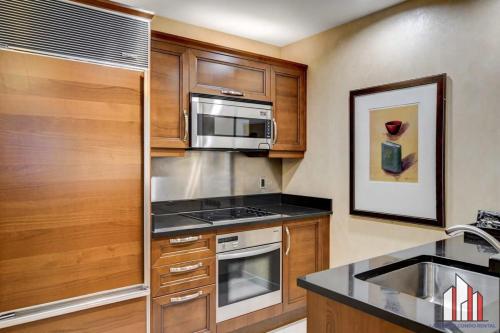 MGM Signature-15-620 1Br 2Ba Balcony Suite, Las Vegas (photo 6)