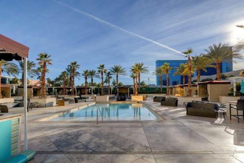MGM Signature- Lazy River Tower 1 Jacuzzi Work desk, Las Vegas