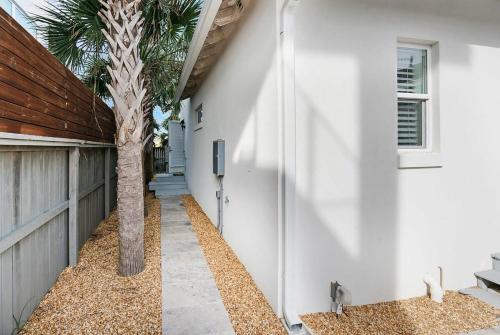 Mod Studio - 100 Steps to the Beach Pets OK Private Deck! - image 11