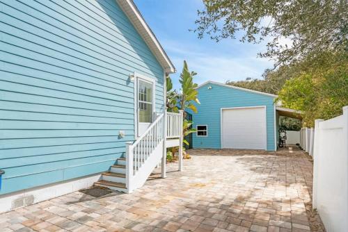 Sparkling Blue Pool Home! Walk to Beach Publix - image 2
