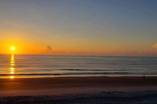 Spectacular Oceanfront! Blissful Balconies + BBQ