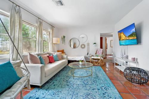 Pink House Prime Location Walk to Downtown Dogs OK