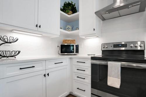 Blue House Prime Location Family Amenities BBQ! - image 11