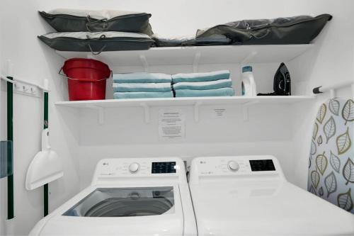 Blue House Prime Location Family Amenities BBQ! - image 14