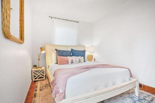 Pink House Prime Location! Walk to DT Pets OK! - image 2