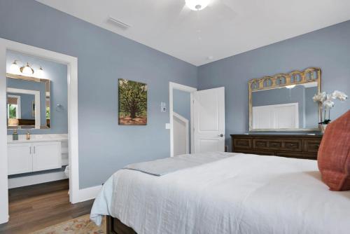 Blue House Prime Location Family Amenities BBQ! - image 11