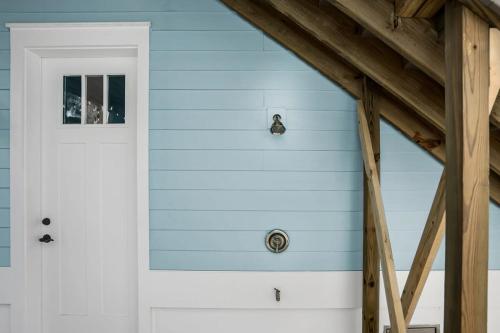 Blue House Prime Location Family Amenities BBQ! - image 2