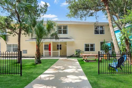 1 Block From St Aug Beach, Tropical Apt w Patio