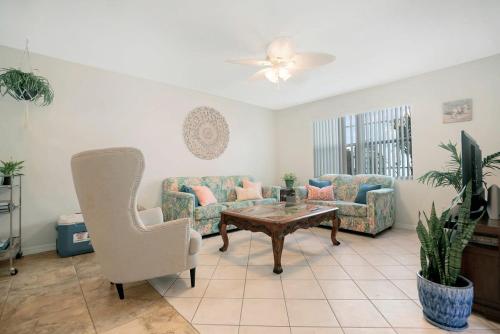 1 Block From St Aug Beach Tropical Apt w Patio - image 7