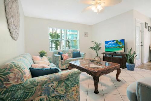 1 Block From St Aug Beach, Tropical Apt w Patio in St. Augustine, USA