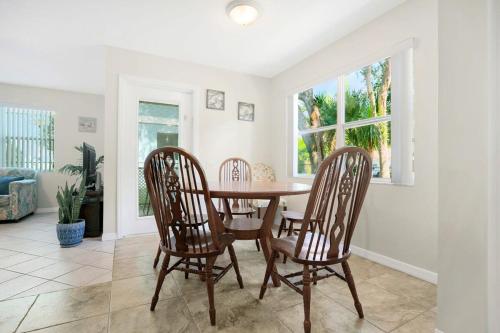 1 Block From St Aug Beach Tropical Apt w Patio - image 3