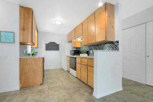 1 Block From St Aug Beach, Tropical Apt w Patio in St. Augustine, USA