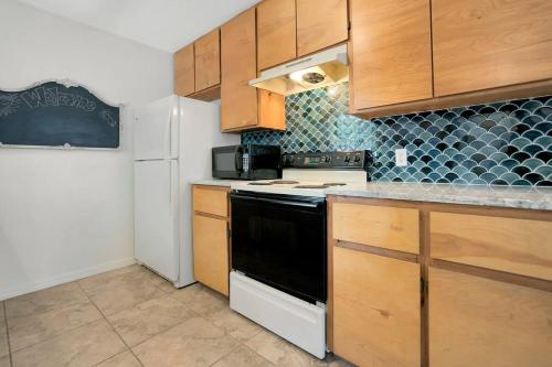 1 Block From St Aug Beach, Tropical Apt w Patio in St. Augustine, USA
