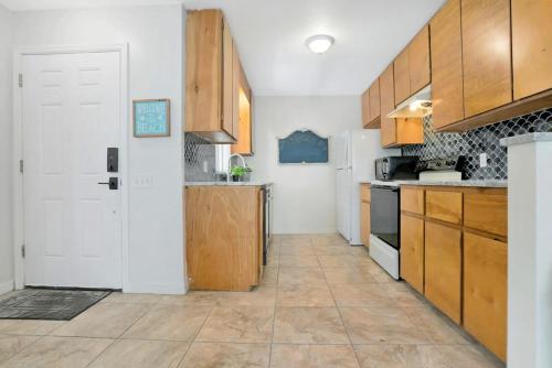 1 Block From St Aug Beach, Tropical Apt w Patio in St. Augustine, USA